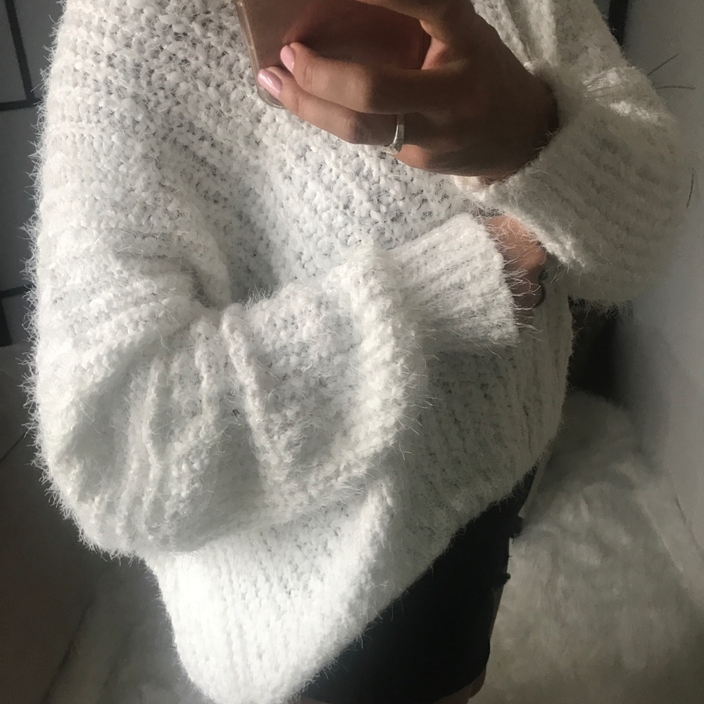 LAST 1οΈβ£ DANA Fuzzy Scoop Back Pullover Sweater - Picture 4 of 8
